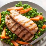 Petto di pollo con piselli e carote