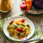 Spaghetti di mais con verdure estive