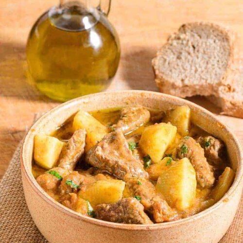 spezzatino di carne di vitello con patate servito in una ciotola di terracotta